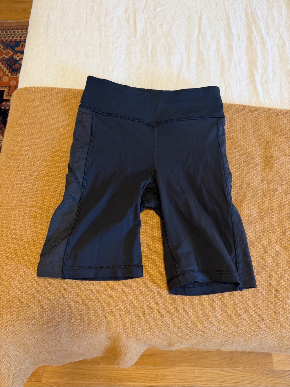 Lululemon 8” biker short Sz 4 lots of pockets
